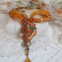 Collier Souffle d'Automne Ethnique très chic brodé avec un cabochon des années 1960 orné de roses, perles rondes lisses, cristal, nacrées, magiques, rubans organza, satinés et rocailles